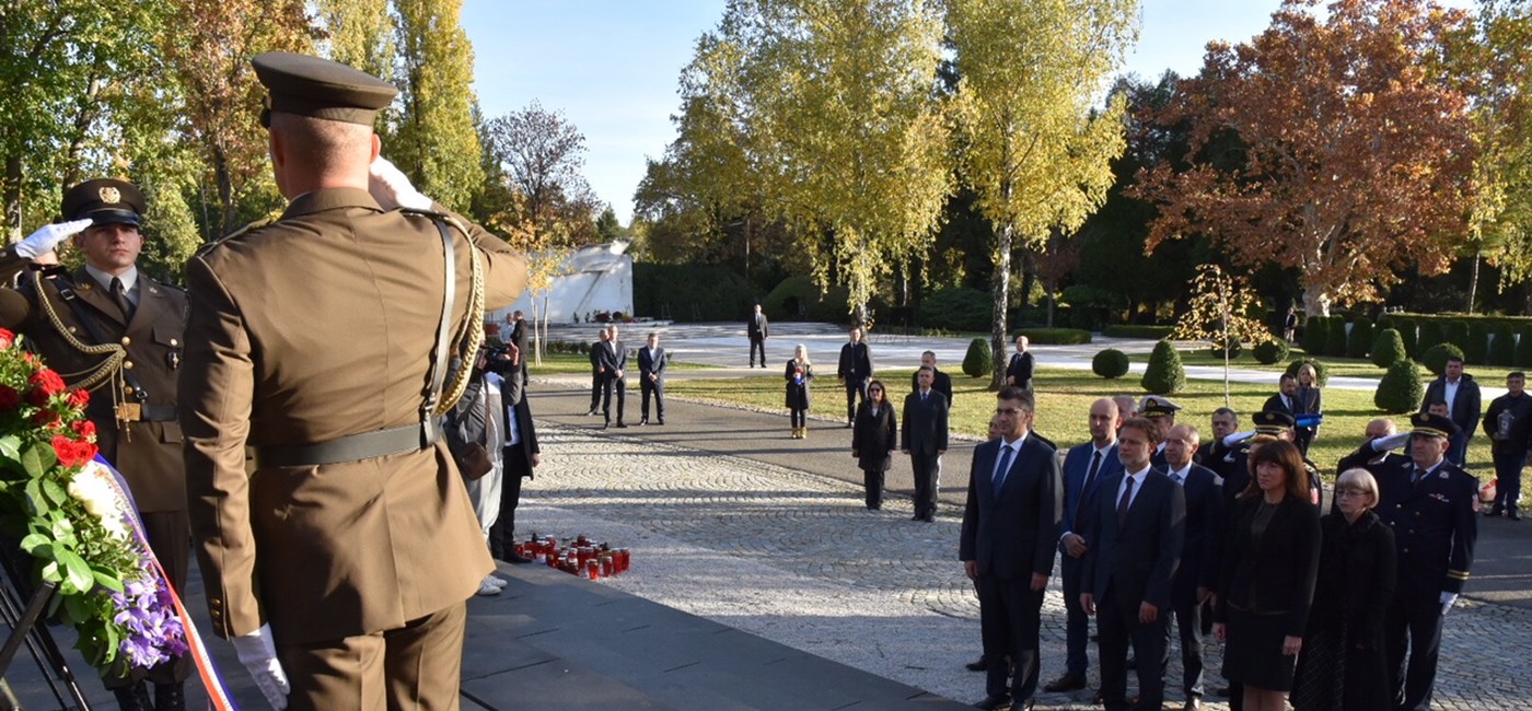 Predsjednik Vlade položio vijence na Mirogoju u prigodi blagdana Svih svetih